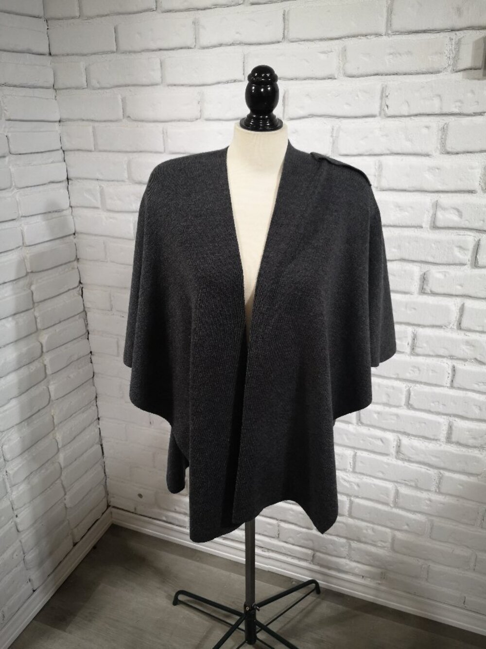 Holt Renfrew Ladies 1 Size Dark Grey Made in Canada 100% Merino Wool Cape